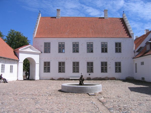 Borggård med springvand