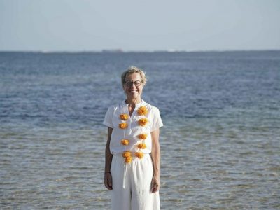 Charlotte på stranden i Bali
