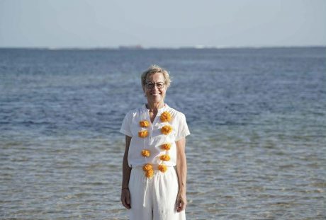 Charlotte på stranden i Bali